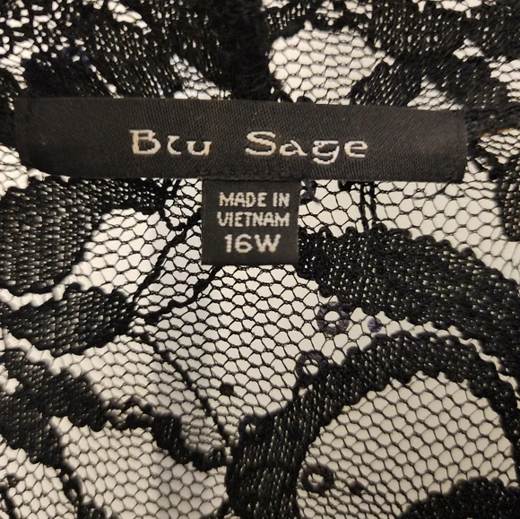 Black lace dress... with a little sparkle - Picture 4 of 9